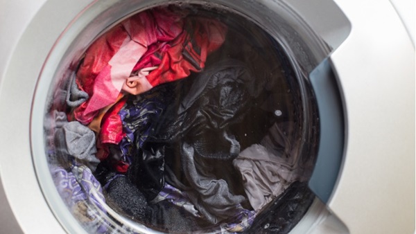 Machine à laver avec du linge sale